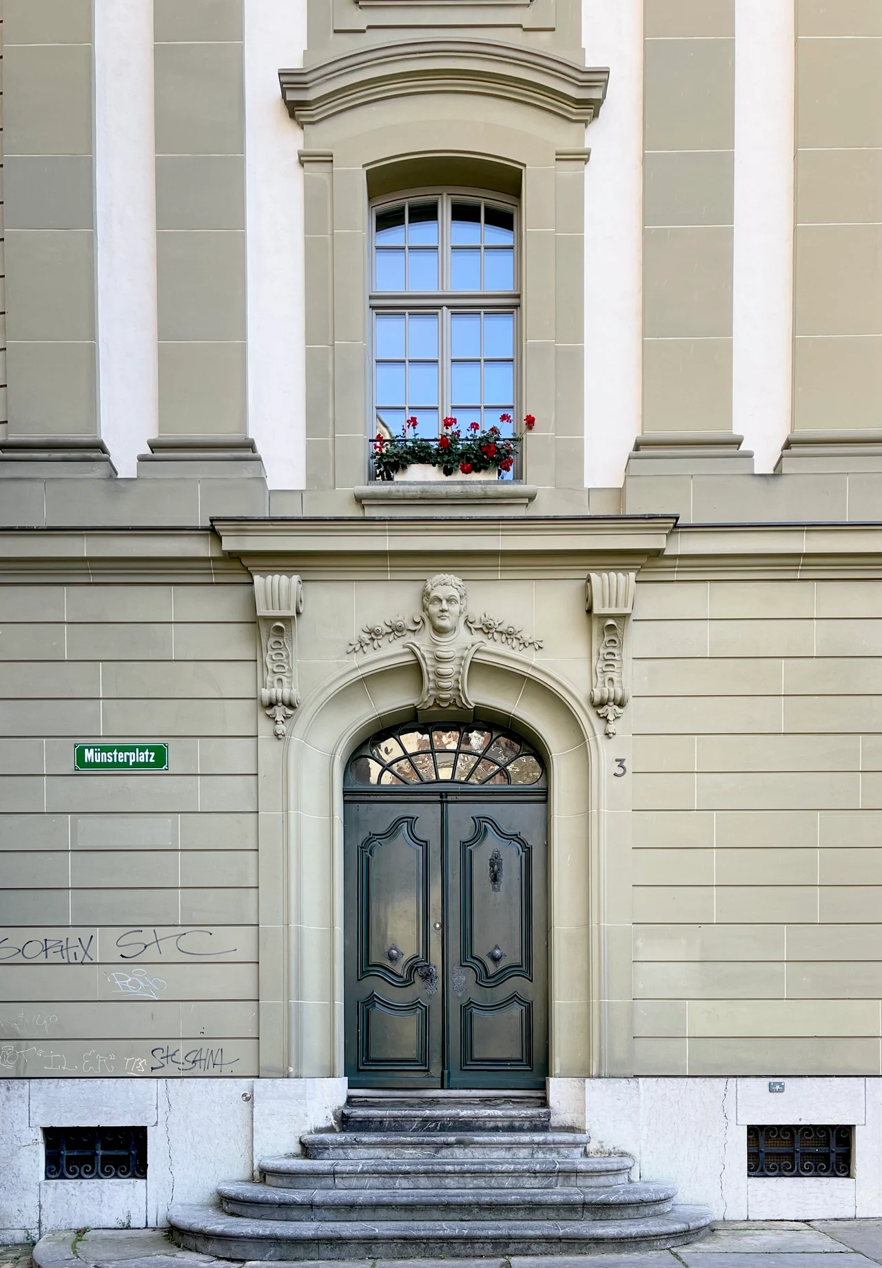 Historischer Hauseingang am Münsterplatz in Bern