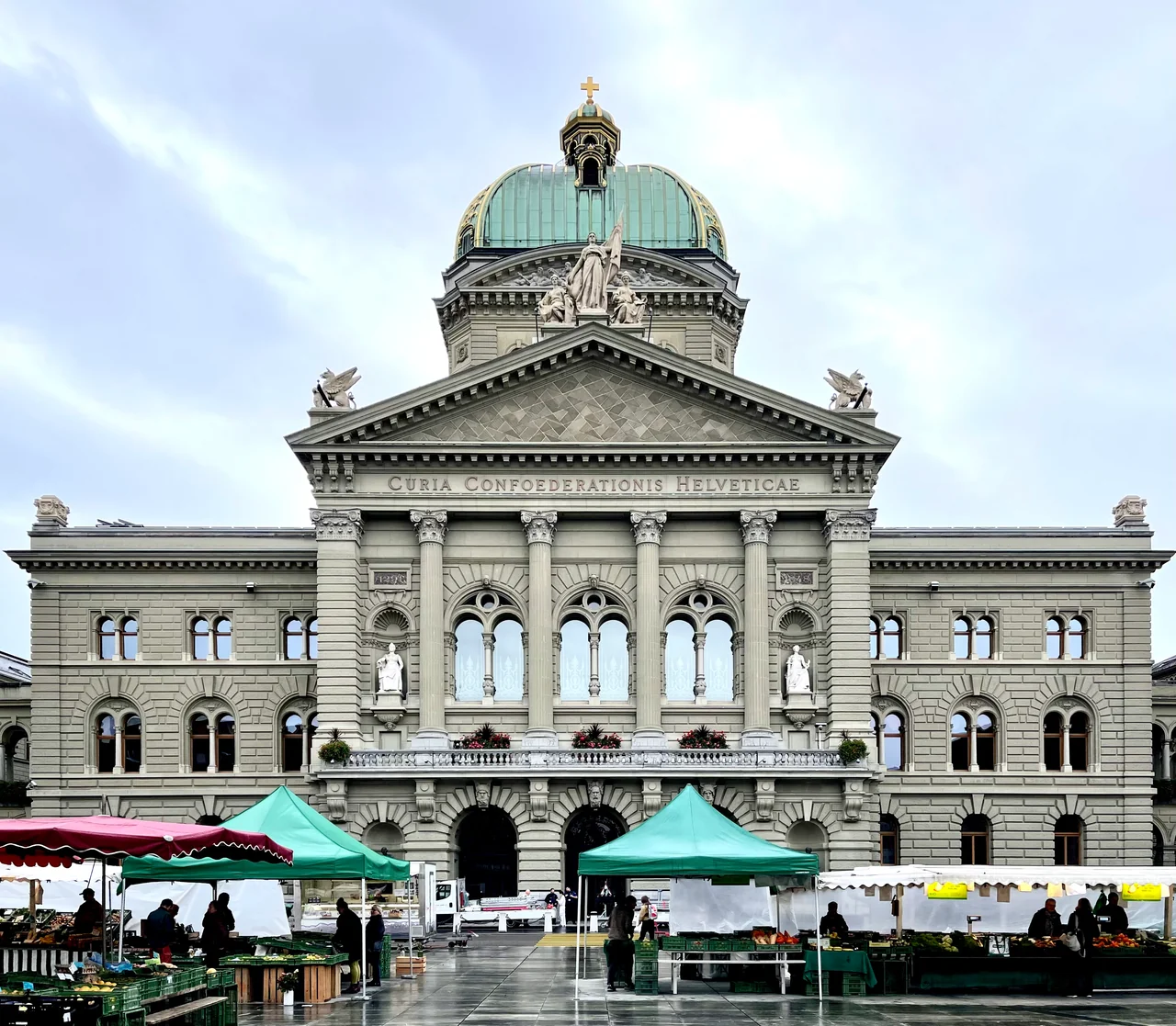 Transfer vom Flughafen Zürich nach Bern: Bundeshaus und Bundesplatz am Reiseziel
