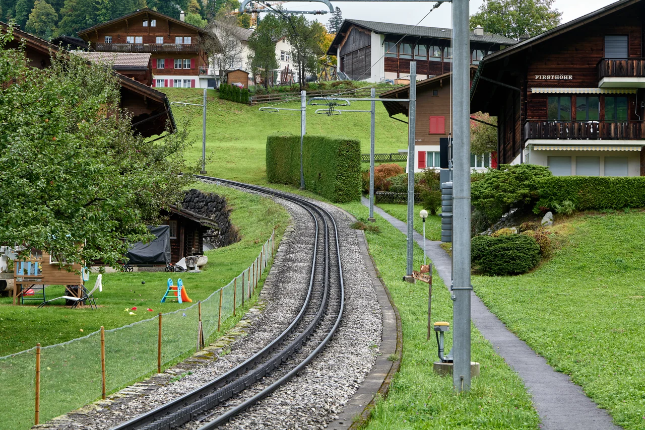 Grindelwald–Grund railway line and village houses