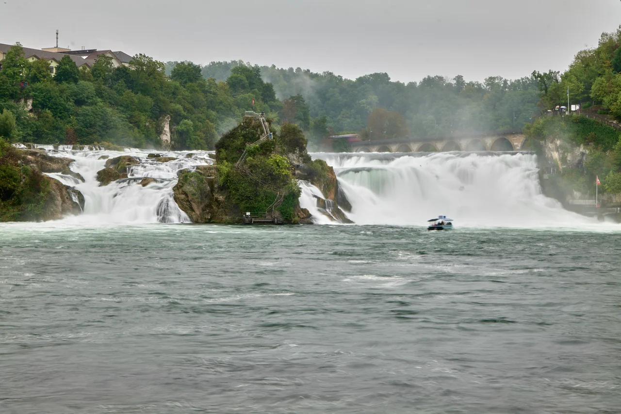 Transfer vom Flughafen Zürich nach Neuhausen: Rheinfall und Felsen am Reiseziel