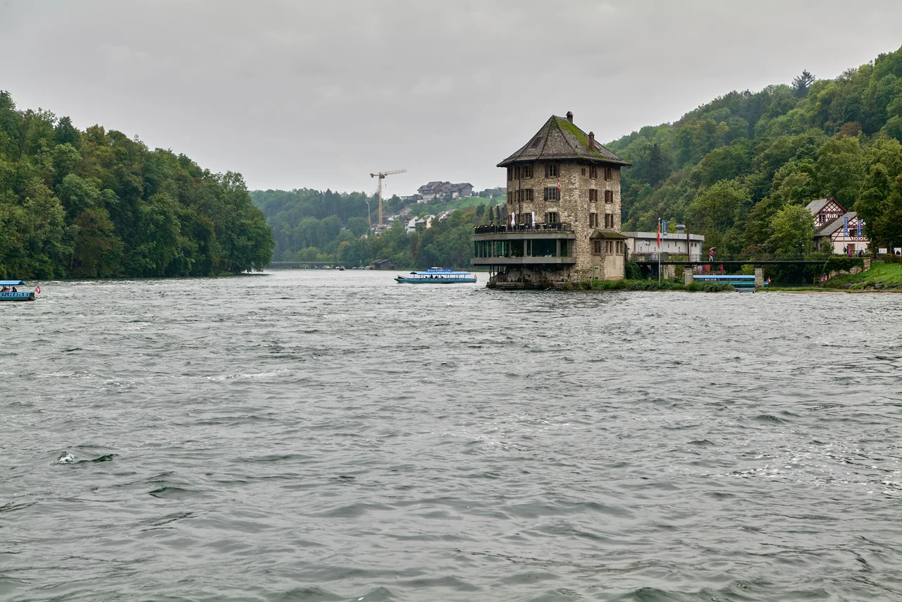 Schlössli Wörth und Flusslandschaft am Rheinfallbecken